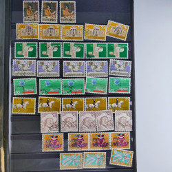 Vrac philatélique de timbres du monde en un carton.