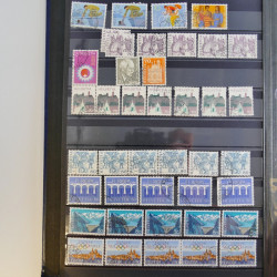 Vrac philatélique de timbres du monde en un carton.