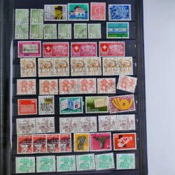 Vrac philatélique de timbres du monde en un carton.