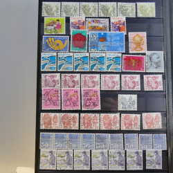 Vrac philatélique de timbres du monde en un carton.