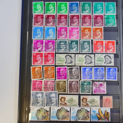 Vrac philatélique de timbres du monde en un carton.