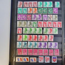 Vrac philatélique de timbres du monde en un carton.