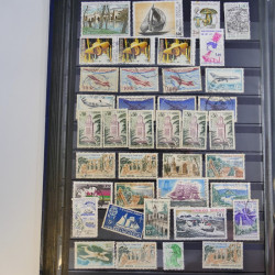 Vrac philatélique de timbres du monde en un carton.