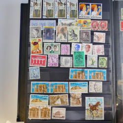 Vrac philatélique de timbres du monde en un carton.