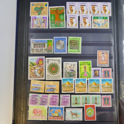 Vrac philatélique de timbres du monde en un carton.