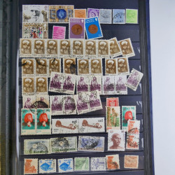 Vrac philatélique de timbres du monde en un carton.