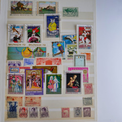 Vrac philatélique de timbres du monde en un carton.