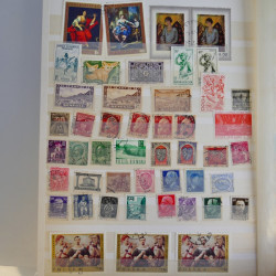 Vrac philatélique de timbres du monde en un carton.