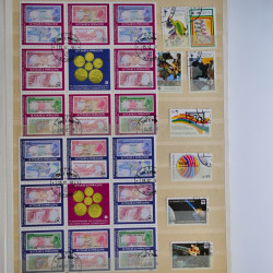 Vrac philatélique de timbres du monde en un carton.