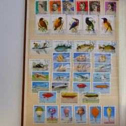 Vrac philatélique de timbres du monde en un carton.
