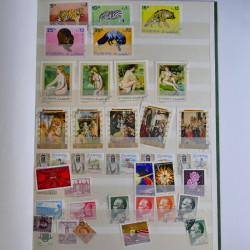Vrac philatélique de timbres du monde en un carton.