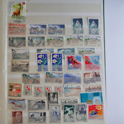 Vrac philatélique de timbres du monde en un carton.