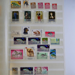 Vrac philatélique de timbres du monde en un carton.