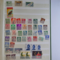 Vrac philatélique de timbres du monde en un carton.