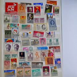 Vrac philatélique de timbres du monde en un carton.