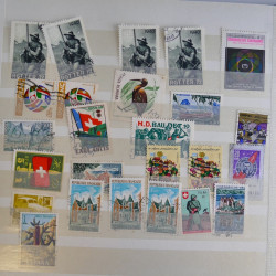 Vrac philatélique de timbres du monde en un carton.