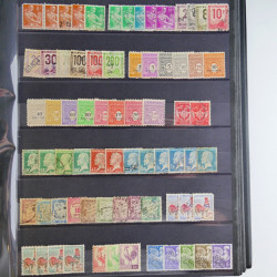 Vrac philatélique de timbres du monde en un carton.