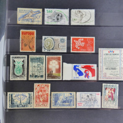 Vrac philatélique de timbres du monde en un carton.