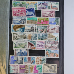 Vrac philatélique de timbres du monde en un carton.