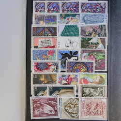Vrac philatélique de timbres du monde en un carton.