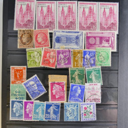 Vrac philatélique de timbres du monde en un carton.