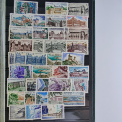 Vrac philatélique de timbres du monde en un carton.