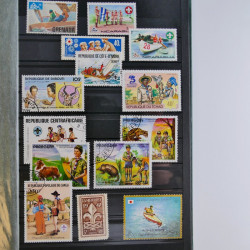 Vrac philatélique de timbres du monde en un carton.