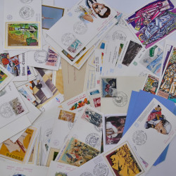Vrac philatélique de timbres du monde en un carton.