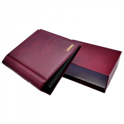 Album Multi Collect Lindner garni de 9 feuilles transparentes.