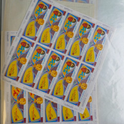 Lot de timbres en feuilles divers pays, thématiques, variétés en album.