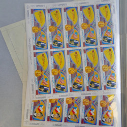 Lot de timbres en feuilles divers pays, thématiques, variétés en album.