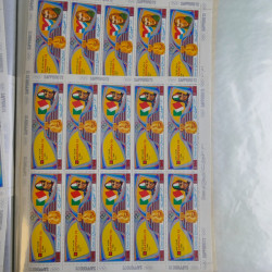 Lot de timbres en feuilles divers pays, thématiques, variétés en album.
