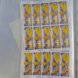Lot de timbres en feuilles divers pays, thématiques, variétés en album.