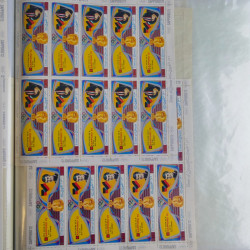 Lot de timbres en feuilles divers pays, thématiques, variétés en album.
