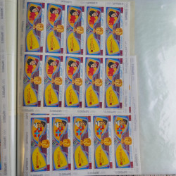 Lot de timbres en feuilles divers pays, thématiques, variétés en album.