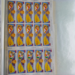 Lot de timbres en feuilles divers pays, thématiques, variétés en album.