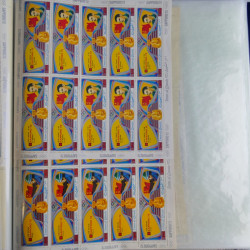 Lot de timbres en feuilles divers pays, thématiques, variétés en album.