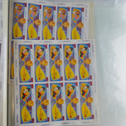 Lot de timbres en feuilles divers pays, thématiques, variétés en album.