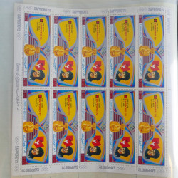 Lot de timbres en feuilles divers pays, thématiques, variétés en album.