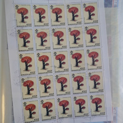 Lot de timbres en feuilles divers pays, thématiques, variétés en album.