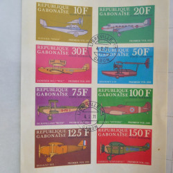 Lot de timbres en feuilles divers pays, thématiques, variétés en album.