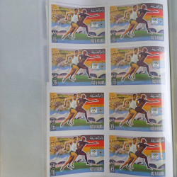 Lot de timbres en feuilles divers pays, thématiques, variétés en album.