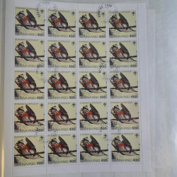 Lot de timbres en feuilles divers pays, thématiques, variétés en album.