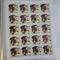 Lot de timbres en feuilles divers pays, thématiques, variétés en album.
