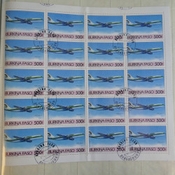 Lot de timbres en feuilles divers pays, thématiques, variétés en album.