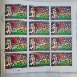 Lot de timbres en feuilles divers pays, thématiques, variétés en album.
