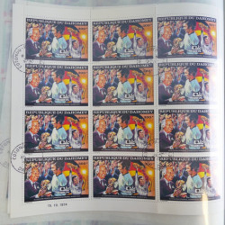 Lot de timbres en feuilles divers pays, thématiques, variétés en album.