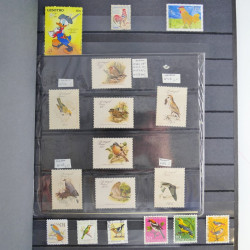 Collection timbres thématiques Oiseaux neufs et oblitérés en album.