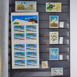 Collection timbres thématiques Oiseaux neufs et oblitérés en album.