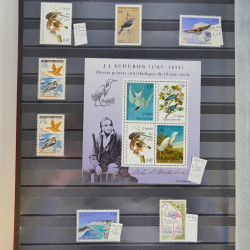Collection timbres thématiques Oiseaux neufs et oblitérés en album.